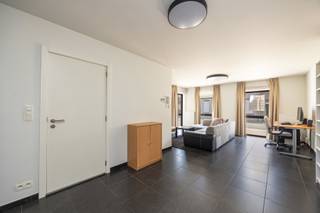 <p><span>Bent u op zoek naar een energiezuinig en instapklaar gelijkvloers appartement? Dan is dit pand ideaal als eigen woonst of een interessante investeringsmogelijkheid.</span></p>
<p><span>De aangename leefruimte van 39 m² sluit perfect aan op de open keuken, wat zorgt voor een ruim en open gevoel. Verder beschikt het appartement over één comfortabele slaapkamer, een mooie badkamer met douche en ligbad, een apart gastentoilet en een handige berging met voorzieningen voor wasmachine en droogkast.</span></p>
<p><span>Een grote troef van dit appartement is de buitenruimte. U geniet van een overdekt terras en een gezellige privatieve tuin van 36 m², waar u in alle rust en privacy kan ontspannen.</span></p>
<p><span>Daarnaast beschikt u in de kelderverdieping over een ruime en praktische privatieve kelderberging.</span></p>
<p><span>Achter de tuin bevindt zich bovendien een autostaanplaats voor één wagen. Dankzij de gunstige EPC-score B woont u hier bovendien zeer energiezuinig.</span></p>
<p><span>Het appartement is momenteel verhuurd, uitstekend onderhouden en volledig instapklaar.</span></p>
<span><strong>BIJZONDERHEDEN<br /></strong>Lift aanwezig</span><br /><span>Dubbele beglazing in aluminium schrijnwerk. Parlofoon. Ingebouwde spots. Aardgas CV ‘Buderus’.</span><br /><span>De bewoonbare oppervlakte is gebaseerd op de bruikbare vloeroppervlakte, vermeld in het EPC.</span><br /><br /><span><strong>POSITIEVE ASPECTEN</strong></span><br /><span>Gunstig EPC</span><br /><span>Autostaanplaats</span><br /><span>Nabij winkels, scholen en openbaar vervoer</span>