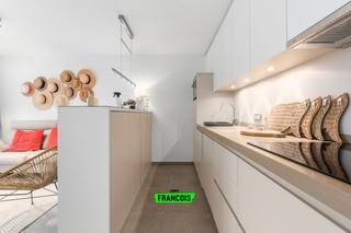 In een recente en uiterst verzorgde residentie bevindt zich dit stijlvol appartement op de eerste verdieping. Het pand beschikt over een ruim...