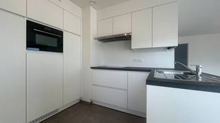 Algemeen<br />In de Felix D’Hoopstraat in Tielt bevindt zich dit recent gebouwde en stijlvolle duplexappartement, gelegen op de tweede verdieping van een kleinschalig gebouw met slechts twee appartementen en een handelsruimte op het gelijkvloers. De ligging combineert rust met een uitstekende bereikbaarheid: op korte afstand vindt u het centrum van Tielt met zijn winkels, scholen, horeca en openbaar vervoer, terwijl ook belangrijke invalswegen richting Waregem, Kortrijk en Gent vlot bereikbaar zijn. <br /><br />Indeling<br />Bij het betreden van het appartement komt u meteen in de open leefruimte, waar grote raampartijen zorgen voor een aangename lichtinval en een moderne woonbeleving. De leefruimte sluit naadloos aan op de volledig ingerichte keuken, uitgerust met een koelkast, vaatwasser, combi-oven en een praktische berging. Via het schuifraam heb je toegang tot het zuidgericht terras, een fijne en private buitenruimte. Op dit niveau bevindt zich ook een ruime slaapkamer. Vanuit de hal heeft u toegang tot de badkamer met inloopdouche, waar eveneens plaats is voorzien voor een wasmachine. Er is ook nog een apart toilet. Via de trap bereikt u de bovenverdieping, waar zich nog twee slaapkamers bevinden die perfect kunnen dienen als kinderkamer, bureau of dressing. De grote dakvensters creëren hier een aangename sfeer en versterken het gevoel van ruimte en licht.<br /><br />Varia<br />Het appartement wordt verwarmd via een energiezuinige warmtepomp en beschikt over zonnepanelen, wat resulteert in een laag energieverbruik en een duurzaam wooncomfort. Het appartement wordt verhuurd inclusief een autostaanplaats onder carport. En dankzij de beperkte schaal van het gebouw blijven de gemeenschappelijke kosten bijzonder laag. Een duplexappartement biedt bovendien unieke voordelen: meer privacy, aparte slaap- en leefzones, en een gevoel van huiselijkheid.<br /><br />Troeven<br />- Carport<br />- Recent en duurzaam appartement<br />- Drie slaapkamers<br /><br />Nieuwsgierig geworden? Plan vandaag nog een bezoek en neem contact op met Magali.<br /><br />T: 09 493 04 10<br />M: magali@gentill.be