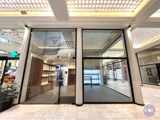 <p><span>Informatie handelspand:</span></p><p><span>Prachtige commerciële ruimte in de gezellige winkelbuurt 'Wilde Zee'. Dit HOEKpand biedt een unieke kans om uw zaak te vestigen in het winkelcentrum 'Nieuwe Gaanderij' ideaal voor een boetiek, galerij of exclusieve zaak. De etalage van ca. 14m zorgt voor een hoge visibiliteit. Het gelijkvloers ca. 40m² is voorzien van een tegelvloer, op maat gemaakte schabben en verlichting die voor een perfecte productpresentatie zorgt. Op de bovenverdieping ca. 21m² van het pand is er een handige opslagruimte en lavabo met opbergkasten. Tot slot achteraan nog een toilet met handenwasser. Verwarming via radiatoren. Algemene kosten: provisie ca. 380 EUR/m voor gas, water, onderhoud gem. delen, decoratie, rolluiken,... De winkel is per direct beschikbaar! Maak van deze ruimte het visitekaartje van uw merk.</span></p><p><span> </span></p><p><span>Indeling</span></p><ul><li><span>Oorspronkelijk waren dit 2 aparte winkels die werden samengevoegd tot 1 ruimtelijke winkel met kwalitatieve afwerking. </span></li><li><span>Etalageraam over de gehele hoek van ca. 14m!</span></li><li><span>Winkelruimte ca. 40m</span><span><sup>2</sup></span><span> op een mooie tegelvloer voorzien van ingemaakte schappen. </span></li><li><span>Bovenruimte ca. 21m²</span><span><sup> </sup></span><span>te bereiken via een vaste trap; ideaal als opslagruimte/bureau met een lavabo en opbergkasten. </span></li><li><span>Achteraan een apart toilet met handenwasser.</span></li></ul><p><span> </span></p><ul><li><span>Mogelijke invulling: winkel/boetiek/horeca (bespreekbaar)</span></li><li><span>EPC niet van toepassing.</span></li><li><span>Verwarming via radiatoren. </span></li></ul><p><span> </span></p><p><span>Algemene informatie</span></p><ul><li><span>Huurprijs: 1.450 EUR/maand + 380 EUR/maand kosten.</span></li><li><span>Per direct beschikbaar.</span></li></ul><p><span> </span></p><ul><li><span>Onroerende voorheffing ten laste van de huurder: ca. 2.930 EUR/jaar.</span></li><li><span>Algemene kosten: provisie van ca. 380 EUR/maand voor gas en water + gebruik van faciliteiten van de gaanderij: onderhoud en verlichting gem. delen, decoratie, rolluiken,...</span></li><li><span>Individueel verbruik van elektriciteit. </span></li><li><span>Waarborg: 6 maanden.</span></li><li><span>Opmaak plaatsbeschrijving is bespreekbaar. </span></li></ul><p><span> </span></p><p><span>Gebouw</span></p><ul><li><span>Mooi onderhouden winkelgalerij bestaande uit verschillende commerciële ruimtes op het gelijkvloers en 6 verdiepen aan appartementen. </span></li></ul><p><span> </span></p><p><span>Ligging</span></p><ul><li><span>Op uitstekende locatie in de gekende Nieuwe Gaanderij met tal van boetieks.</span></li><li><span>Verbinding tussen de winkelstraten van de Wilde zee en de Huidevettersstraat. </span></li><li><span>MOBISCORE: 9,5/10!</span></li></ul><p><span> </span></p><p><span> </span></p><p><span>*De informatie in deze prospect is ter informatieve titel: de kandidaat-huurders moeten hun eigen zaak maken van het verkrijgen, controleren en interpreteren van deze informatie.</span></p><p><span> </span></p>