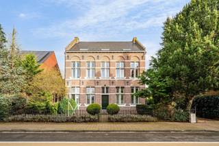 In het centrum van Essen, zeer gunstig gelegen, monumentale, riante voormalige pastorijwoning met dubbele garage en grote tuin op circa 2.129...