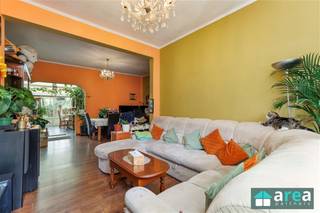 <p><span>Woning (104m²) met 3 slpk, zonnepanelen en airco in Wilrijk</span></p><p><span> </span></p><p><span>Ligging: Deze woning bevindt zich in centrum Wilrijk nl. De Bist, op wandelafstand van winkels, openbaar vervoer en parken, denk maar aan Steytelinck en Park van Eden. Hier heb je een ideale verbinding met het centrum van Antwerpen en vlakbij de opritten E19 & A12.</span></p><p><span> </span></p><p><span> </span></p><p><span>Indeling: </span></p><p><span>We betreden de woning via de inkomhal (7,5 m²) die meteen toegang geeft tot de royale leef- en eetruimte (34 m²), die door de grote raampartijen geniet van bijzonder veel natuurlijk lichtinval. Doorlopend bevindt zich de functioneel ingerichte keuken (5 m²). Aansluitend aan de keuken stappen we in de veranda (12 m²), die een mooi uitzicht biedt op de groene, oostgerichte tuin (106 m²).<br />De praktische badkamer (7 m²) op het gelijkvloers is voorzien van een bad, een toilet en een lavabo met handige kastruimte. </span></p><p><span><br />Via de nachthal (2,5 m²) op de eerste verdieping bereiken we de drie ruime slaapkamers van respectievelijk 18 m², 12 m² en 6 m². </span></p><p><span> </span></p><p><span>Deze woning beschikt verder over extra comfort dankzij elektrische rolluiken, airco (3 units), 12 zonnepanelen en 2 thuisbatterijen van elk 5 kW. </span></p><p><span> </span></p><p><span> </span></p><p><span>Troeven:<br />- Grote tuin</span></p><p><span>- EPC C: 224 kWh/m² jaar</span></p><p><span>- 12 zonnepanelen & 2 thuis batterijen</span></p><p><span>- Dak recent geïsoleerd & Airco</span></p><p><span> </span></p><p><span>Voor meer informatie kan u terecht bij Area Partners: Info@area.be of 03/284.60.60</span></p><p><span> </span></p><p><span> </span></p>