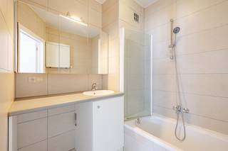 <p><span>Topappartement in residentiële buurt!</span></p><p><span>Dit appartement is gelegen in een rustige wijk in Destelbergen, vlot bereikbaar, zowel met openbaar vervoer als met de auto.</span></p><p><span>Vlakbij invalswegen, scholen en handel!</span></p><p><span>Het appartement is gelegen op de tweede verdieping en omvat een inkomhal, een ruime en lichtrijke woonkamer met aansluitend de open ingerichte keuken, 2 slaapkamers, een badkamer met ligbad en lavabo en een bergruimte. Het appartement wordt verwarmd met centrale verwarming op aardgas, er is hoogrendementsglas aanwezig!</span></p><p><span>Interesse? Op zoek naar een betaalbaar plekje nabij Gent in alle rust en in een groene omgeving? Dan is dit zeker iets voor u!</span></p><p><span>Neem contact op om uw bezoek te plannen!</span></p><p><span>Si in aanvraag; EPC 263, uc 1831755; P-score A, G-score A; </span><span>Bestuursmaatregelen in het maatregelenregister: nee.</span></p><p><span> </span></p>
