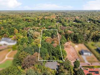 Lot 1 van Verkaveling Bosdreef, residentieel gelegen in een bosrijke omgeving, vlakbij het centrum van Oud-Turnhout en de autosnelweg E34 (Eindhoven - Antwerpen). Lot 1 heeft een oppervlakte van 5.310 m² met een straatbreedte van 44,92 meter en een diepte van 125,33 meter. De bouwgrond is geschikt voor het oprichten van een open bebouwing voor ééngezinwoning met maximum 2 bouwlagen en een dakverdieping.<br /><br />Gelegen in woonparkgebied en in een goedgekeurde verkaveling. Verkavelingsvoorschriften op eenvoudig verzoek te bekomen via ons kantoor. <br /><br />Vrij van bouwverplichting: u bouwt wanneer en met wie u wenst. <br /><br />Voorzieningen: De straat is verhard met asfalt en uitgerust met de volgende nutsvoorzieningen: riolering, water, electriciteit, gas, TV-distributie, telefoon, openbare verlichting.