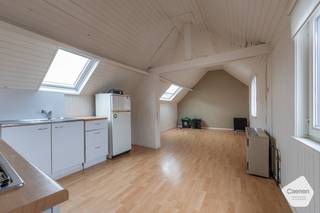 Dit ruime appartement van <strong>82 m²</strong> biedt heel wat <strong>potentieel</strong> voor wie op zoek is naar een eigendom dat volledig naar eigen smaak kan worden gerenoveerd en ingericht. Gelegen op de <strong>tweede</strong> <strong>verdieping</strong> van een gebouw zonder lift, geniet het appartement van een <strong>rustige</strong> <strong>ligging</strong> met een <strong>centrale en vlotte bereikbaarheid.</strong><br /><br />Bij het binnenkomen bevindt zich aan de rechterzijde de ruime, <strong>lichtrijke</strong> <strong>leefruimte</strong> met <strong>open</strong> <strong>keuken</strong>, een aangename plek die tal van mogelijkheden biedt om een moderne en gezellige woonomgeving te creëren. Verder beschikt het appartement over <strong>twee</strong> <strong>slaapkamers</strong> en een <strong>badkamer</strong> met <strong>douche</strong>.<br /><br />De ligging is zonder twijfel een grote troef: op <strong>korte</strong> <strong>afstand</strong> van de <strong>jachthaven</strong>, de <strong>Grote</strong> <strong>Markt</strong> en het bruisende <strong>stadscentrum</strong> vindt u winkels, horeca en alle nodige voorzieningen binnen handbereik. U geniet hier van een rustige woonomgeving, terwijl alles wat de stad te bieden heeft vlakbij ligt.<br /><br />Dankzij de ruime indeling, de interessante oppervlakte en de <strong>vele</strong> <strong>renovatiemogelijkheden</strong> vormt dit appartement een <strong>uitstekende</strong> <strong>opportuniteit</strong>. Of u nu op zoek bent naar een vaste woonst, een tweede verblijf of een interessante investering, dit appartement biedt alle kansen om er een waardevolle eigendom van te maken.