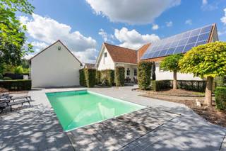 Op een steenworp van het centrum van Zonhoven bevindt zich deze instapklare woning. Hierdoor zijn alle dagelijkse behoefte in de directe omgeving. Zowel natuurgebied De Teut als Domein Bokrijk zijn gelegen in een straal van 1,5km. <br />De woning werd door de huidige eigenaars volledig gerenoveerd met hoogwaardige materialen en zeer goed onderhouden. Op de gelijkvloerse verdieping is er een ruime L-vormige leefruimte met toegang tot het deels overdekt terras. De keuken is volledig geïnstalleerd (oven - stoomoven - frigo/diepvries - wijnfrigo - inductievuur) en voorzien van alle comfort. Aan de keuken is er een gezellig terras. De inkomhal beschikt over een gastentoilet en een vestiaire. Verder is er op het gelijkvloers een slaapkamer (parket) met aansluitend een badkamer (inloopdouche + ligbad + lavabomeubel). <br />Op de eerste verdieping zijn er 2 ruime slaapkamers (met ingebouwde kasten), een dressing, een bureauruimte en een badkamer (toilet, ligbad, lavabomeubel). De nachthal is voorzien van ingebouwde kasten. <br />De tuin is volledig aangelegd en voorzien van 2 terrassen, een verwarmd zwembad d.m.v. warmtepomp en berging met toilet. De installatie van het zwembad is voorzien in de bijbouw/garage met studio. Op de gelijkvloerse verdieping is er een dubbele garage met automatische poort, aansluiting wasmachine en droogkast en berging. Op de eerste verdieping is er een leefruimte met badkamer (douche + toilet + lavabomeubel). <br /><br />TROEVEN:<br />+ EPC = Label B (116 kWh/m² jaar) = geen renovatieverplichting<br />+ Asbestveilig<br />+ elektriciteit conform<br />+ 42 zonnepanelen met groenestroomcertificaten<br />+ vloerverwarming<br />+ alarm<br />+ parket op de slaapkamers<br />+ verschillende ingebouwde kasten<br />+ verwarmd (warmtepomp) zwembad (liner)<br />+ instapklaar <br /><br />Interesse? 011/873307 of info@puur-groep.be