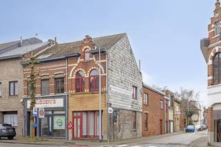 <p><span>Op een uitstekende locatie in het hart van Scherpenheuvel, op wandelafstand van winkels, horecazaken, openbaar vervoer en de iconische Basiliek, bevindt zich deze opbrengsteigendom bestaande uit drie appartementen. Dankzij de centrale ligging en het interessante rendementspotentieel is dit pand een uitstekende opportuniteit voor investeerders of kopers die op zoek zijn naar een renovatieproject met toekomstperspectief. </span></p><p><span> </span></p><p><span>Appartement 1</span></p><ul><li><span>Gelijkvloers appartement </span></li><li><span>Bewoonbare oppervlakte: 60 m² </span></li><li><span>1 slaapkamer </span></li><li><span>Leefruimte</span></li><li><span>Keuken </span></li><li><span>Badkamer</span></li><li><span>EPC: 491 kWh/m² (label E) </span></li><li><span>Eén asbestmateriaal aanwezig, zorgvuldig te beheren </span></li></ul><p><span> </span></p><p><span>Appartement 2</span></p><ul><li><span>Gelegen rechts achteraan op de eerste verdieping </span></li><li><span>Bewoonbare oppervlakte: 52 m² </span></li><li><span>1 slaapkamer</span></li><li><span>Leefruimte </span></li><li><span>Keuken</span></li><li><span>Badkamer</span></li><li><span>EPC: 386 kWh/m² (label D)</span></li><li><span>Asbestveilig</span></li></ul><p><span> </span></p><p><span>Appartement 3</span></p><ul><li><span>Gelegen links vooraan op de eerste verdieping </span></li><li><span>Bewoonbare oppervlakte: 76 m² </span></li><li><span>1 slaapkamer met dressing </span></li><li><span>Leefruimte</span></li><li><span>Keuken</span></li><li><span>Badkamer</span></li><li><span>EPC: 716 kWh/m² (label F) </span></li><li><span>Asbestveilig</span></li></ul><p><span> </span></p><h3><span>Troeven</span></h3><ul><li><span>Centrale ligging in het stadscentrum van Scherpenheuvel </span></li><li><span>Op wandelafstand van winkels, horeca, openbaar vervoer en de Basiliek </span></li><li><span>Interessant investeringsobject met mooi rendementspotentieel </span></li><li><span>Ideaal als opbrengsteigendom of renovatieproject </span></li></ul><p><span> </span></p><p><span>Interesse? Neem dan gerust contact met ons op voor meer informatie of een plaatsbezoek via 016 15 31 15 of info@immolivit.be.</span><span> </span></p><p><span> </span></p><p><span> </span></p><p><span> </span></p>