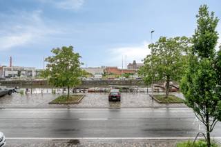 Interessante opbrengsteigendom met 5 verhuurde appartementen (3x 1slk. &amp; 2x 2slk.) en aantrekkelijk rendement<br />BEZOEK OP AFSPRAAK!<br />Maak uw afspraak via +32 472 60 91 51 (telefonisch, via sms of WhatsApp).<br /><br />Op een strategische ligging aan de Gasmeterlaan, op wandel- en fietsafstand van het historische stadscentrum en met een vlotte verbinding naar belangrijke invalswegen en het openbaar vervoer, bevindt zich deze interessante opbrengsteigendom. Het gebouw omvat vijf vergunde en volledig verhuurde appartementen, elk met een eigen huisnummer, en beschikt over een gemeenschappelijke inkomhal, kelder en zolder.<br /><br />De eigendom bestaat uit drie appartementen met één slaapkamer en twee appartementen met twee slaapkamers. Elk appartement beschikt bovendien over een eigen buitenruimte in de vorm van een terras of koer, wat de aantrekkelijkheid voor huurders aanzienlijk verhoogt.<br /><br />De éénslaapkamerappartementen zijn functioneel ingedeeld en omvatten een leefruimte, keuken, badkamer, slaapkamer en buitenruimte. Het gelijkvloerse appartement beschikt over een privatieve koer van 18 m², terwijl de appartementen op de verdiepingen genieten van een terras van 4 m² en een praktische buitenberging.<br /><br />De tweeslaapkamerappartementen bieden een ruime indeling met inkomhal, leefruimte, keuken, apart toilet, wasplaats, berging, badkamer, twee slaapkamers en een privatief terras. Het appartement op de eerste verdieping beschikt over een royaal terras van 26 m², terwijl het appartement op de tweede verdieping een terras van 11 m² heeft.<br /><br />Deze opbrengsteigendom genereert stabiele en onmiddellijke huurinkomsten met een totale huuropbrengst van € 3.908 per maand, wat resulteert in een netto huurrendement van 4,13%. Dankzij de combinatie van een sterke verhuurbaarheid, een gunstige ligging en diverse toekomstmogelijkheden vormt dit pand een interessante investering voor zowel particuliere als professionele investeerders.<br /><br />Troeven:<br />- onmiddellijk huurrendement;<br />- vijf vergunde appartementen;<br />- lage algemene kosten (geen lift, syndic, etc.);<br />- interessant om zowel aan te houden als te renoveren en uit te ponden;<br />- ieder appartement heeft een buitenruimte;<br />- vrij uitzicht over het kanaal; <br />- veel parkeermogelijkheden.<br /><br />Keuringen:<br />- EPC: 170: B | 171: E | 172: C | 173: B | 174: D<br />- elektrische installatie: niet-conform;<br />- asbestattest: asbestveilig en niet-asbestveilig.<br /><br />Bent u op zoek naar een rendabele vastgoedinvestering in een stad met een sterke en constante vraag naar huurwoningen? Dan biedt deze opbrengsteigendom een uitstekende opportuniteit met onmiddellijk rendement en aanzienlijk potentieel op lange termijn. Contacteer ons vandaag nog voor meer informatie of een bezoek ter plaatse.