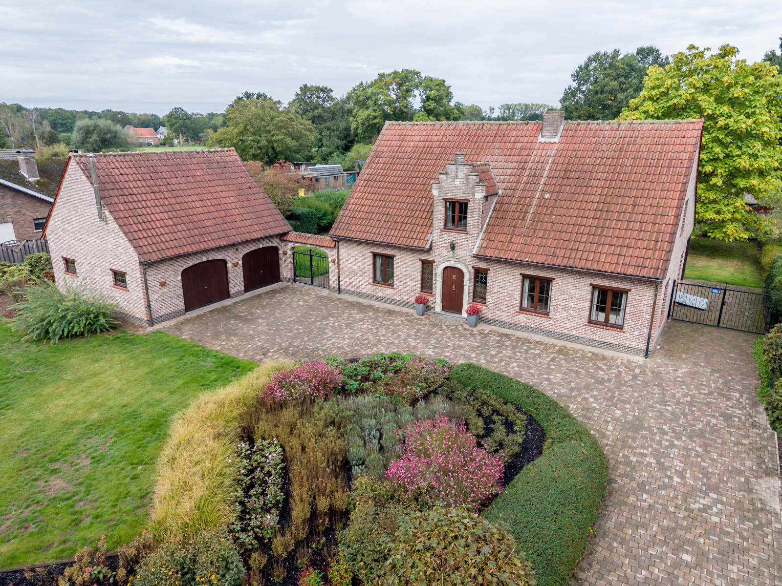 Prachtige klassieke villa op een ruim perceel. - foto 1