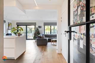 Op een uitzonderlijke locatie te Kortenberg bevindt zich deze ruime woning met 4 slaapkamers, dubbele garage en tuin. U bevindt zich hier in...