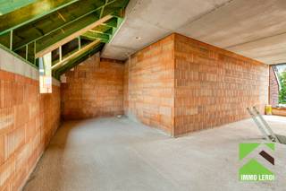Appartement 3 combineert ca. 103 m² woonoppervlakte met een interessante duplexindeling. De twee slaapkamers en badkamer liggen op de eerste verdieping, terwijl de leefruimte zich volledig op de tweede verdieping bevindt.<br /><br />Op verdieping +1 bevindt zich het slaapgedeelte met twee slaapkamers en badkamer. Een verdieping hoger kom je terecht in de leefruimte met open keuken, eetkamer en salon. De hogere ligging en de grote raampartijen zorgen hier voor een aangename lichtinval. Vanuit de leefruimte heb je bovendien toegang tot het zuidgerichte terras aan de achterzijde.<br /><br />Ook technisch is het appartement helemaal klaar voor hedendaags wonen, met een lucht-waterwarmtepomp, vloerverwarming en ventilatiesysteem D.<br /><br />Troeven: 2 slaapkamers, ca. 103 m², lichtrijke leefruimte op +2, zuidgericht terras, private parkeerplaats, warmtepomp en vloerverwarming, BEN-niveau E30 met mogelijkheid tot E10.<br /><br />Deze nieuwbouweenheid kan onder de wettelijke voorwaarden in aanmerking komen voor aankoop aan het verlaagde btw-tarief van 6% in het kader van afbraak en heropbouw. Financiën<br /><br />Lijkt deze woning wel iets voor jou? Plan dan snel een bezoek door te bellen naar 012 23 00 23 of stel je vragen aan dries@immo-leroi.be.