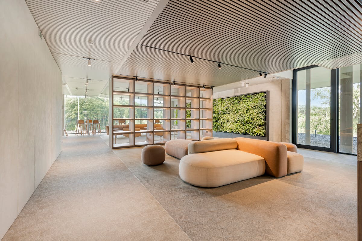 Top afgewerkt kantoor (586m²) langs de E40 te Oostkamp. - foto 5