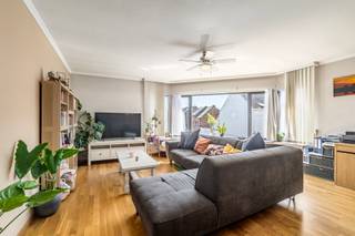 <p><strong>Ben je op zoek naar een instapklaar appartement met 2 slaapkamers en garage in hartje Aalst? Gevonden!</strong></p>
<p>In een kleinschalig gebouw bevindt zich dit praktisch ingedeelde appartement op een centrale locatie in Aalst. Je woont hier op wandelafstand van het centrum, het station, scholen, openbaar vervoer, het ziekenhuis en parken, terwijl ook de belangrijkste invalswegen vlot bereikbaar zijn. Een ligging die niet alleen interessant is voor eigen bewoning, maar ook voor investeerders die op zoek zijn naar een vlot verhuurbaar appartement. Extra troeven zijn het gunstige EPC-label C, de conforme elektrische installatie, de individuele condensatieketel en de vernieuwde Velux-ramen in beide slaapkamers. De garagebox met automatische poort is apart aan te kopen voor € 25.000.</p>
<p>Via de praktische inkomhal van 9 m² bereik je alle vertrekken. De lichtrijke woonkamer met eet- en zithoek biedt met 32 m² aangenaam veel leefruimte. Aansluitend bevindt zich de keuken van 7 m², uitgerust met een keramische kookplaat en dubbele spoelbak. Verder beschikt het appartement over twee slaapkamers van elk 9 m², een badkamer van 6 m², een afzonderlijk toilet en een berging.</p>
<p>Dankzij de combinatie van twee slaapkamers, een centrale ligging nabij het station, een degelijke energieprestatie en beperkte technische zorgen is dit appartement een interessante keuze voor starters en koppels, maar eveneens een aantrekkelijke vastgoedinvestering met een brede potentiële huurdersmarkt. Interesse? Contacteer ons vandaag nog en plan je bezoek!</p>