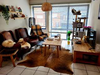 Welkom in dit lichtrijke en energiezuinige appartement in hartje Bornem. Het bevindt zich op de eerste verdieping van een gebouw in uitstekende staat.<br />De indeling is als volgt: bij binnenkomst is er een kleine hal die alle kamers van het appartement verbindt. De grote, zeer heldere eet-en woonkamer is een rustgevende ruimte waar je heerlijk tot rust kan komen na een drukke dag. De keuken biedt alles om een heerlijke maaltijd klaar te maken. 2 slaapkamers maken dat er plaats genoeg is om een dutje te doen. De badkamer beschikt over 1 lavabo, 1 toilet en een douche en bad in 1. Verder is er nog een kleine berging waar de energiezuinige waterboiler aanwezig is en tevens mogelijkheid tot het plaatsen van een wasmachine en droogkast. Het appartement wordt verwarmd met een nieuwe warmtepomp en 4 binnenunits. Deze kunnen in de zomer ook als koeling dienen. Er zijn tevens 3 privatieve zonnepanelen en een plug-in batterij aanwezig. Buiten bevindt er zich achteraan het gebouw 1 privé parking en naast het gebouw is er een fietsenstalling voorzien. Rechtstreeks van de eigenaar, geen immo, geen syndicus.<br />Aarzel niet om een bezoekje te brengen.