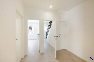 Welkom in Beveren-Kruibeke-Zwijndrecht!<br />Deze instapklare en volledig gerenoveerde woning biedt een combinatie van ruimte en comfort. Bij het binnenkomen valt de lichtrijke leefruimte (77 m2) meteen op, een warme en uitnodigende plek waar u heerlijk kunt ontspannen of gezellig kunt samenkomen met familie en vrienden.<br />De woning beschikt over drie volwaardige slaapkamers, waaronder een ruime masterbedroom die rust en privacy biedt. Daarnaast zijn er twee volledig afgewerkte badkamers en toiletten aanwezig wat extra comfort en flexibiliteit creëert voor het hele gezin. Ook op praktisch vlak scoort deze woning sterk: een kelder en een aparte berging zorgen voor voldoende opbergruimte voor fietsen, voorraad en andere spullen. Buiten vindt u een aangename tuin (335 m2) met zuid-west oriëntatie, ideaal om tot rust te komen of om buiten te genieten.<br />Extra troeven:<br />Renovatiejaar 2025
Gunstig EPC label-B
Geen asbest aanwezig
Conform elektriciteit<br />Interesse gewekt? Contacteer ons kantoor via info@hiro.be of 03 230 00 14!<br />