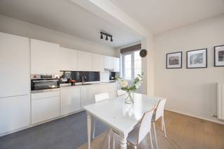 Ligging Dit lichtrijke hoekappartement met twee slaapkamers is gelegen aan het Laar, een levendig en centraal plein met een...