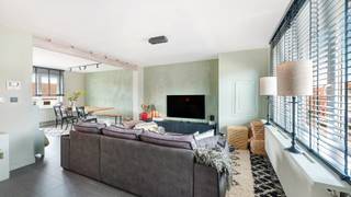 Smaakvol duplexappartement met EPC-label B, centraal gelegen op slechts enkele stappen van het centrum, de zeedijk en het strand te...