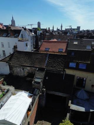 In het hart van het authentieke Patershol, op wandelafstand van het Gravensteen en de Korenmarkt, bevindt zich dit pand met horecaruimte, woongelegenheid, garage en een verrassend ruime stadstuin. Ontstaan uit de samenvoeging van verschillende percelen, leent de eigendom zich tot verschillende invullingen: als één groot townhouse, als twee afzonderlijke entiteiten, of als combinatie van handelsruimte met woongedeelte. Het pand is dringend aan renovatie toe: technieken en afwerking zijn sterk verouderd en dienen volledig vernieuwd te worden. Precies daarom biedt dit een unieke kans om het project volledig naar eigen inzicht vorm te geven, op een locatie en met een combinatie van troeven zoals garage, stadstuin en commerciële bestemming die zelden samen op de markt komen in deze buurt. Bent u op zoek naar een karaktervol renovatieproject met potentieel op een absolute toplocatie in Gent? Elk bod wordt zorgvuldig bekeken en aan de eigenaar voorgelegd.