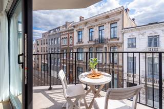 LiggingIn de bruisende Lange Leemstraat, op wandelafstand van het Stadspark, het Harmoniepark en tal van gezellige horecazaken, vinden we dit...