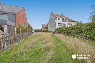 Op zoek naar de ideale plek om uw droomwoning te realiseren? In de Nieuwe Koerswijk te Oostende bevindt zich deze mooie bouwgrond van 321 m², een uitstekende opportuniteit voor wie op zoek is naar een rustige en aangename woonomgeving met alle troeven van de kuststad binnen handbereik.<br /><br />Het perceel heeft een aantrekkelijke breedte van 10 meter en een diepte van 33 meter, waardoor het bijzonder geschikt is voor de realisatie van een stijlvolle halfopen bebouwing. De mooie perceelvorm biedt heel wat mogelijkheden om een comfortabele en hedendaagse woning te creëren, met aandacht voor licht, ruimte en een aangename buitenomgeving.<br /><br />Dankzij de ligging in de Nieuwe Koerswijk geniet u van een aangename woonomgeving en een vlotte verbinding met het centrum van Oostende, winkels, scholen, openbaar vervoer en de kust. Een ideale locatie voor wie rustig wil wonen, zonder de bereikbaarheid en voorzieningen van de stad te moeten missen.<br /><br />Deze bouwgrond vormt dan ook een unieke kans voor particulieren, gezinnen of investeerders die hun eigen woonproject willen realiseren op een mooie locatie in Oostende.<br /><br />Interesse? Contacteer ons en ontdek de mogelijkheden.