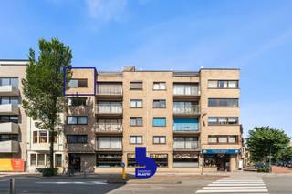 Ontdek dit ruime appartement in Oostende, een uitstekende opportuniteit voor zowel investeerders als eigen bewoners die op zoek zijn naar een betaalbare woning met heel wat potentieel.<br /><br />Dankzij de gunstige ligging, vlakbij winkels en op fietsafstand van het bruisende centrum van Oostende, geniet je van een uitstekende bereikbaarheid en alle dagelijkse voorzieningen binnen handbereik. Bovendien bevindt het strand zich op slechts 2 km, ideaal om volop van de kust te genieten.<br /><br />Indeling: inkomhal, lichtrijke leefruimte met open keuken, aansluitende berging, badkamer met lavabo en bad/douchecombinatie, apart toilet, twee volwaardige slaapkamers en een terras aan de achterzijde.<br />Extra troeven zijn het EPC-label C (geen renovatieplicht) en de conforme elektrische installatie, waardoor het appartement meteen voldoet aan de huidige normen.<br /><br />Momenteel is het appartement verhuurd voor €740 per maand, wat het een interessante investering maakt met een onmiddellijke huuropbrengst. De betrouwbare huurder en de beperkte renovatieverplichtingen zorgen voor extra gemoedsrust. Met enkele opfrissingswerken kan je bovendien het wooncomfort én de waarde van het appartement verder verhogen.<br /><br />Ben je op zoek naar een interessante investering of een appartement aan de Belgische kust met veel mogelijkheden? Contacteer ons vandaag nog voor meer informatie of een bezoek ter plaatse.