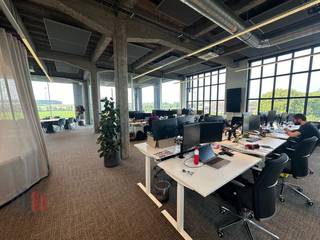 Het eigentijds kantoor biedt met zijn aandacht voor architectuur en functionaliteit een ideale omgeving voor innovatie en samenwerking , het kantoor met een <strong>oppervlakte van +/- 584 m² heeft een prachtig privé terras van +/- 120 m²</strong> en bevindt zich op de 2de verdieping.<br /><br />Daarnaast is het kantoor voorzien van een <strong>eigen inkom, airco, LED verlichting, zonnescreens, lift, glasvezel, akoestische plafondpanelen, ingerichte kitchenette ... .</strong> Bovendien zorgen de grote strategisch geplaatste glaspartijen voor een overvloed aan natuurlijk lichtinval.<br /><br />Het kantoor is op vandaag ingedeeld met <strong>landschapsbureaus en 6 afzonderlijke kantoorruimtes/meeting rooms </strong>met oppervlaktes tussen 18 m² en 50 m².<br /><br />Gelegen in een bedrijvige omgeving met tal van toonaangevende bedrijven in de nabijheid. Ruime parkeermogelijkheden bij het gebouw. Vestig uw bedrijf op deze toplocatie en geniet van <strong>alle aanwezige faciliteiten zoals een healthy lunchbar (cotton kitchen), fitness, elektrische laadpalen, voldoende parkeerruimte ... .</strong><br />Contacteer <strong>PANORAMA B2B</strong> voor bijkomende inlichtingen, plannen of een plaatsbezoek <strong>056 222 562</strong>.