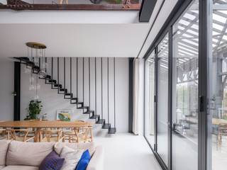 <strong>Luxueus en tijdloos – Exceptionele loft met 2 slaapkamers, aparte bureauruimte en ruim terras in een beschermd gebouw met een rijke industriële voorgeschiedenis.</strong><br /><br /><em>Voor meer informatie, mail naar </em><em>info@carloeggermont.be</em><br /><br />Bijzonder wonen in een luxueuze loft in de dynamische en creatieve omgeving van de Nieuwe Voorhaven.<br /><br />In <strong>‘Loods 23’</strong>, een voormalige op- en overslagloods voor katoen met een rijk maritiem verleden, vinden we deze uitzonderlijke loft met twee slaapkamers, een aparte bureauruimte en een zeer ruim terras. Het beschermde gebouw werd met respect voor zijn industriële karakter getransformeerd tot een bijzonder loftcomplex.<br /><br />Een loft in de werkelijke betekenis van het woord: <strong>open ruimtes, indrukwekkende volumes en authentieke industriële elementen</strong>, gecombineerd met een uitzonderlijk hoogwaardige afwerking.<br /><br />Bij het betreden van de loft vinden we een vestiaire, gastentoilet en een lange hal die leidt naar de imposante leefruimte.<br />De dubbele hoogte en vide creëren hier een bijzondere ruimtelijkheid. De open keuken met eiland werd afgewerkt in hoogwaardige natuursteen en vormt samen met de eetplaats en leefruimte één harmonieus geheel.<br /><br />Een <strong>indrukwekkende raampartij over de volledige breedte en hoogte van de ruimte</strong> zorgt voor een overvloed aan natuurlijk licht en versterkt het open karakter. De middelste ramen kunnen centraal langs beide zijden worden geopend, waardoor binnen en buiten naadloos in elkaar overvloeien. Aansluitend bevindt zich het ruime terras met een open karakter en de mogelijkheid tot verdere privatisering.<br /><br />Langsheen de hal bevindt zich bovendien een bijzonder ruime en praktische berging, met plaats voor wasvoorzieningen, technieken en extra opslag.<br />De open stalen trap brengt ons naar de verdieping, die volledig in de spirit van het <strong>‘loft living’</strong> werd ingevuld.<br /><br />Op de mezzanine bevindt zich aan de voorzijde een afzonderlijke bureauruimte. Vervolgens vinden we een open slaapkamer, die indien gewenst perfect kan worden afgesloten – hiervoor werden reeds plannen uitgetekend – en een bijzondere badkamer, ontworpen volgens het principe van een <strong>‘box in a box’</strong>.<br />De badkamer is uitgerust met een dubbele wastafel, vrijstaand ligbad, toilet en ruime inloopdouche. De glazen wanden zorgen enerzijds voor de nodige afscheiding en behouden anderzijds het licht en de ruimtelijkheid van het geheel.<br /><br />Aansluitend bevindt zich een tweede, ruime en volledig afgesloten slaapkamer.<br /><br />Naast de <strong>exceptionele ruimtelijke indeling en hoogwaardige afwerkingsgraad</strong> onderscheidt deze loft zich door zijn polyvalente karakter en toekomstgerichte energieprestatie met <strong>EPC-label A voorzien van privatieve zonnepanelen</strong>.<br /><br />Verder beschikt de loft over een private kelderberging en bestaat de mogelijkheid tot aankoop van een ondergrondse autostaanplaats aan <strong><span>€ 45.000</span></strong>.<br /><br /><strong>Kortom, een loft in de werkelijke betekenis van het woord: open ruimtes, indrukwekkende volumes en een industrieel verleden met originele elementen, gecombineerd met hedendaags comfort en een bijzonder hoogwaardige afwerking. Een uitzonderlijke woonbeleving op een dynamische locatie op fietsafstand van het stadscentrum.</strong>