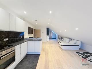 <strong>JETTE: Dicht bij het jeugdpark en alle voorzieningen, mooi appartement met 3 slaapkamers in een recent gebouw van ±103 m².</strong><br /><br /><span>Op de 3e verdieping met lift: </span><br />- Hal<br />- WC met aansluiting voor wasmachine<br />- Woonkamer ±30 m²<br />- Ingerichte keuken (oven, inductiekookplaat, afzuigkap, koelkast, diepvriezer, vaatwasser)<br />- Terras op het zuiden<br />- Slaapkamer ±21m²<br />- Doucheruimte met toilet<br />- Slaapkamer ±14m²<br />- Slaapkamer ±9m²<br /><br />Kelder nr. 10<br /><br />EPC A-<br /><br />Kosten: Voorzieningen van 120€/maand inclusief gemeenschappelijke ruimtes.<br /><br />Onmiddellijk beschikbaar