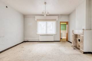Nieuw bezoekmoment op donderdag 17/09. Reserveer je bezoek op www.woonkantoor.be<br /><br />Ideaal gelegen woning in Eizeringen. Ruime bewoonbare oppervlakte van 261m² + stalling van 65m². Mogelijkheid aankoop naastliggende bouwgrond.<br />Indeling: inkomhal, woonkamer, keuken, wc, eetkamer, bureau, bijkeuken, stal met zolderruimte.<br />Op de verdieping: nachthal, 4 slaapkamers en badkamer. Kelder. <br />De dakverdieping is toegankelijk via een vaste trap en kan nog makkelijk ingericht worden naar verschillende extra ruimtes. <br />Bijkomend is er nog een grote carport, een buitenberging en garage.<br />Troeven: rustige ligging, ruime oppervlakte en het potentieel na verbouwing.<br />EPC: label F. Renovatieverplichting van toepassing.<br />Info en bezoek: contacteer Isa op 0477389974 - isa@woonkantoor.be