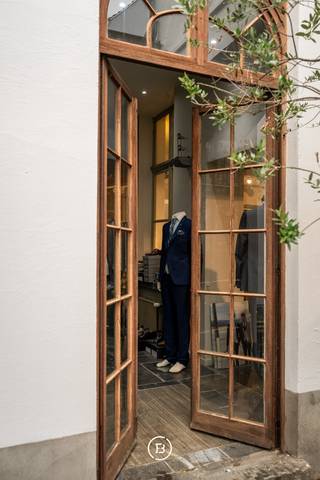 In het hart van Aalst, op het levendige Keizersplein bevindt zich dit ruime historische handelspand vol karakter. Achter de statige gevel schuilt een gebouw met hoge plafonds, veel natuurlijke lichtinval en een prachtige authentieke trap die meteen de toon zet. Achteraan is er een charmante binnenkoer met aparte toegangspoort. Dit pand heeft alles in huis om nog meer te schitteren — ideaal voor wie houdt van historische charme en potentieel op een toplocatie.