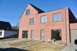Nieuwbouwwoning in een nieuw woonproject met 3 slaapkamers ! Inkom , apart toilet , woonkamer met open keuken , berging inpandige garage .Verdiep :...