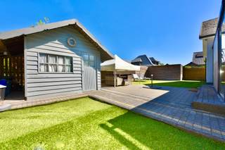 Deze prachtige, vrijstaande villa is een toonbeeld van warmte en degelijkheid. Deze parel is rustig gelegen in het charmante Eeklo en toch dicht bij alle winkels en dienstencentra. 

Gebouwd met massieve en kwalitatieve materialen, staat de woning garant voor stevigheid en duurzaamheid. 
Met een perceelsoppervlakte van 567 m2 en een woonvolume van 
236 m2 biedt dit perceel ruimte en comfort. Dit huis vormt een ideale keuze voor wie op zoek is naar een degelijke woning in combinatie met ruimte en rust. Dé meest uitstekende woning voor levenslang wonen.

De lichtrijke woonkamer, is ingedeeld in een eetplaats en een zitplaats met ingebouwde houtcassette, ideaal voor gezellige, warme familiemomenten. 
De aparte, uitgeruste keuken kan tevens dienen als extra eetplaats.
 
Op de gelijkvloerse verdieping bevinden zich de drie slaapkamers. Verder is er nog een badkamer dat ingedeeld is als volgt: een badkamermeubel met lavabo, douchecabine en een toilet. 
Naast de keuken heeft u een wasplaats die tevens als berging kan dienen. De inpandige garage biedt u ook extra bergruimte.

Een trap leidt u naar de eerste verdieping waar op dit moment een grote bergingszolder aanwezig is. Hier heeft u de mogelijkheid om een extra slaapkamer of bureauruimte te creëren.

Deze woning biedt het beste van twee werelden: een residentiële woonomgeving nabij een stadscentrum en de aanwezigheid van de groene omgeving. Gelegen in een goede en rustige buurt, biedt deze woning niet alleen een prachtig woonvolume maar ook een onderhoudsvriendelijke tuin.

Deze woning is een perfecte combinatie van comfort, kwaliteit en schoonheid, en wacht op u om er uw thuis van te maken. 
Mis deze kans niet om uw droomhuis te vinden op deze perfecte locatie en plan een bezoek!

Bel ons via het nummer 09 336 16 15 of mail naar info@vastgoedunicum.be, wij helpen u graag verder!

Virtuele rondleiding?
https://youtube.com/shorts/AsWaS5_37tc
