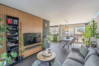 Droomt u van een gezellige woning waar u meteen kunt intrekken zonder zorgen? Dan is deze instapklare woning in het groene Helchteren precies wat u zoekt. Deze charmante woning beschikt over drie volwaardige slaapkamers en biedt alle ruimte en comfort voor een gezin, een jong koppel of iedereen die op zoek is naar een aangename thuis in een rustige omgeving.<br /><br />Bij het betreden van de woning wordt u verwelkomd door een lichtrijke leefruimte met een warme en uitnodigende sfeer. De praktische indeling zorgt voor een optimaal gebruik van de beschikbare ruimte en creëert een aangenaam wooncomfort. De woning werd steeds goed onderhouden en verkeert in een verzorgde staat, waardoor u zonder grote werken of renovaties onmiddellijk kunt verhuizen en genieten van uw nieuwe woonst. ✨<br /><br />De keuken sluit mooi aan bij de leefruimte en vormt het hart van de woning, waar dagelijks leven en gezellig samenzijn centraal staan. Dankzij de grote raampartijen geniet u bovendien van veel natuurlijke lichtinval, wat bijdraagt aan het open en ruimtelijke gevoel doorheen de woning.<br /><br />Ook buiten weet deze woning te overtuigen. De verzorgde en sfeervolle tuin vormt een heerlijke plek om tot rust te komen na een drukke dag. Geniet er van zonnige momenten met familie en vrienden, terwijl kinderen er veilig kunnen spelen. 🌸☀️<br />Of u nu graag ontspant op het terras of gezellige zomeravonden doorbrengt in goed gezelschap, deze buitenruimte biedt alles om optimaal van het buitenleven te genieten. Dankzij de aangename combinatie van rust, privacy en gezelligheid vormt deze tuin een echte troef van de woning.<br /><br />De woning is gelegen in een aangename en rustige buurt van Helchteren, een geliefde gemeente waar natuur, comfort en bereikbaarheid hand in hand gaan. 🌿 In de nabije omgeving vindt u scholen, winkels, horeca, sportfaciliteiten en openbaar vervoer. Daarnaast zorgen de vlotte verbindingswegen ervoor dat omliggende gemeenten en steden gemakkelijk bereikbaar zijn. Ook liefhebbers van wandelen en fietsen zullen de groene omgeving en de vele recreatiemogelijkheden in de buurt zeker weten te waarderen.<br /><br />Deze woning combineert een rustige ligging met alle dagelijkse voorzieningen binnen handbereik en biedt een ideale woonomgeving voor jong en oud. Bent u op zoek naar een instapklare woning met drie slaapkamers, een gezellige tuin en een uitstekende ligging in Helchteren? Dan is dit een unieke kans die u niet mag missen. ❤️<br /><br />Stedenbouwkundige info:<br />Woongebied met landelijk karakter – bouwvergunning – geen rechterlijke herstelmaatregel of bestuurlijke maatregel opgelegd – geen voorkooprecht - verkavelingsvergunning. <br /><br />O-peil: niet overstromingsgevoelig<br /><br />EPC: 145 kWh/m² jaar - certificaatnummer: 20260611-0003880164-RES-1<br /><br />G-score: A<br />P-score: A<br />