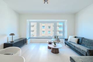 Beautiful two-bedroom apartment with side sea view for sale located in a prime location in the center of Middelkerke! The renovated apartment...