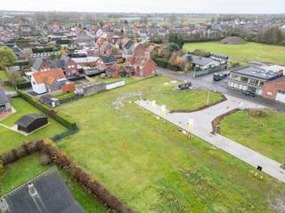 Realiseer jouw droomwoning in Kortemark.
Ben je op zoek naar een bouwgrond voor open bebouwing in Kortemark? Ontdek deze bouwgrond aan de Sneppestraat: hier woon je vlak bij het centrum, met alles binnen handbereik: winkels op slechts 1 km, scholen (basis- en secundair onderwijs) op 600 m, en openbaar vervoer met een bushalte op 450 m en het station op 1,3 km afstand. Je vindt de ingang van de verkaveling ter hoogte van Sneppestraat 48.
Dit villaperceel van 472 m² biedt volop mogelijkheden om jouw ideale woning te realiseren. Of je nu kiest voor één of twee bouwlagen, een vlak of hellend dak – wij bouwen jouw nieuwe, energiezuinige woning volledig op maat én tegen een vaste prijs.
Laat je inspireren!
Neem contact met ons op om de mogelijkheden te ontdekken. Vraag bovendien jouw gratis inspiratieboek aan: 250 pagina's boordevol woonideeën, handige tips en praktische plannen.