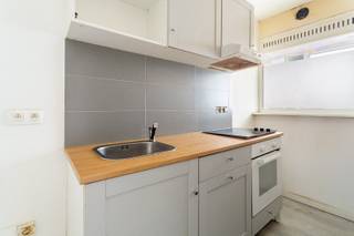 Winkelpand (ingericht als appartement) op strategische locatieLocatieDit winkelpand is gelegen in de Lange Beeldekensstraat 161, een straat met...