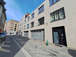 Dit mooie gerenoveerde appartement ligt op wandelafstand van Hasselt centrum, net buiten de kleine ring.<br /><br />Het appartement bestaat uit een living, ingerichte keuken en badkamer en 2 slaapkamers.<br /><br />De vaste kosten van € 30 zijn voor syndicus, onderhoud brandblussers, onderhoud gemeenschap, gemeenschappelijk water- en elektriciteitsverbruik zonder jaarlijkse afrekening en € 50 voor privé waterverbruik met jaarlijkse afrekening.