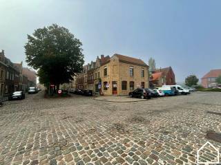 Dit uniek polyvalent eigendom, voorheen gekend als 'den abbatoir' is gelegen in de authentieke stadskern Ieper, Veemarkt.<br />Daar de nabijheid van scholen, hotels en vele parkeermogelijkheden biedt dit eigendom tal van mogelijkheden.<br />Gebouw staat in casco toestand, maar alle daken werden vernieuwd, overal vernieuwd hoogrendements beglazing, gevels werden gereinigd en geïnjecteerd. Droge kelder aanwezig.<br />Via de binnenkoer krijg je ook toegang tot ruime garage met bergzolder, ook hier met nieuw dak.<br />Ook geschikt als investeringseigendom.<br />Kortom een uniek eigendom op een mooie locatie.