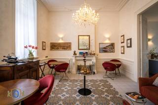 Gelegen in de geborgenheid van het Brugse centrum, op een boogscheut van de markt, ontvouwt deze oase van verfijning en rust zich naadloos achter de 17-de eeuwse barokgevel. In 2019 werd het volledig pand gerenoveerd met respect &amp; behoud van authenticiteit in harmonie met hoogwaardig comfort, zoals oa originele hoge plafonds met sierlijsten, lambriseringen, sierschouw, ornamenten, trappen, binnendeuren, maatwerk, domotica, ... <br /><br />Het B&amp;B concept voorziet een vergunning voor de uitbating van 4 kamers. Laat u onderdompelen in een wereld waar rust, schoonheid en verfijning centraal staan, met een knipoog naar Italiaans design &amp; smaak. Een plek waar tijd even stil lijkt te staan, en waar elke ervaring een blijvende indruk nalaat. Welkom in een nieuwe standaard van exclusieve beleving in Brugge.<br /><br />Overname handelsfonds bedraagt 70.000 Euro.<br /><br />Het gelijkvloers verdeelt zich in:<br />* Royale inkomhal<br />* Eetkamer met open woonkeuken (+ bergruimte) met aansluiting tot de binnenkoer<br />* Slaapkamer met ensuite badkamer (momenteel in functie als receptie)<br />* Toegang tot het kelderverdiep bestaande uit technische ruimtes, evenals een polyvalente ruimte<br /><br />De 1ste VD bestaat uit:<br />* 3 slaapkamers, elk met hun eigen luxueuze badkamer<br />* Wasruimte<br /><br />De 2de VD omvat:<br />* Dakappartement voorzien van een leefruimte met kitchenette, slaapkamer &amp; badkamer<br />* Dakterras omhuld in privacy<br /><br />EXTRA TROEVEN: Volledig instapklaar &amp; operationeel / B&amp;B vergunning / Meerdere bestemmingsmogelijkheden / Asbestveilig / Elektriciteit conform / ...<br /><br />Stedelijke inlichtingen in aanvraag.