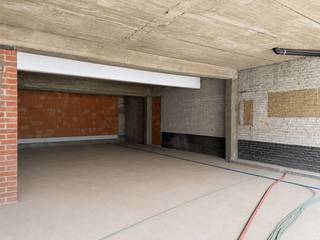<p>Op een goed bereikbare locatie in Denderhoutem bieden wij dit ruime handelspand/magazijn van 130 m² te huur aan, ideaal voor opslag, atelier of handelsactiviteit.</p><p></p><p><strong>Voorgevel:</strong> Momenteel is er nog geen poort of raam voorzien in de voorgevel. De invulling hiervan wordt in overleg met de huurder bepaald, zodat het pand kan worden afgestemd op de specifieke noden van de activiteit.</p><p></p><p><strong>Staat van het pand:</strong> Het pand wordt casco verhuurd. De vloer (polybeton of chape) wordt nog gegoten, in overleg met de huurder, zodat deze kan afgestemd worden op het beoogde gebruik.</p><p></p><p><strong>Voorzieningen:</strong></p><ul><li><p>Alle nutsvoorzieningen zijn voorzien</p></li><li><p>Zonnepanelen toegekend aan het magazijn aanwezig</p></li></ul><p></p><p><strong>Huurprijs:</strong> € 1.000/maand, excl. btw </p><p></p><p><strong>Beschikbaarheid:</strong> in overleg</p>