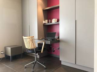 <p><span>Appartement de 3 chambres situé au premier étage, dans le centre d'Audenarde.</span></p><p><span> </span></p><p><span>AGENCEMENT</span></p><p><span>Au rez-de-chaussée, la maison comprend un hall d'entrée, un garage et un débarras.</span></p><p><span>Au premier étage, vous trouverez le salon avec cuisine ouverte.</span></p><p><span>Au deuxième étage, vous trouverez 3 chambres et une salle de bains.</span></p><p><span>Un jardin urbain calme et facile d'entretien ainsi qu'une terrasse constituent des atouts supplémentaires de cette maison.</span></p><p><span> </span></p><p><span>INFORMATIONS PRATIQUES</span></p><p><span>La maison est en cours de ravalement et sera disponible à partir du 1er septembre.</span></p><p><span>Demandez une visite via notre site immodhondt.be</span></p>