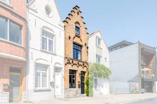 <p>Op wandelafstand van het centrum bevindt zich deze bijzondere neogotische stadswoning uit 1907, een authentieke eigendom met een unieke uitstraling en een prachtig zicht op de Leie. Een woning waar karakter, geschiedenis en hedendaags potentieel op een bijzondere manier samenkomen.</p><p></p><p>De woning ademt sfeer en authenticiteit. Karaktervolle elementen en warme materialen geven de leefruimtes een bijzonder aangename en unieke uitstraling. Dankzij de aanwezigheid van 3 slaapkamers en de veelzijdige indeling biedt deze eigendom tal van mogelijkheden.</p><p>De woning kan perfect dienst doen als unieke gezinswoning, maar biedt dankzij haar indeling ook interessante mogelijkheden voor bijvoorbeeld cohousing, een B&B of andere vormen van uitbating.</p><p>Een absolute troef is de private, overdekte buitenruimte, die rechtstreeks toegang geeft tot een afzonderlijke loftkamer. Deze extra ruimte kan naar eigen behoefte worden ingevuld en biedt mogelijkheden als werkruimte, ontspanningsruimte, extra slaapkamer of verhuureenheid.</p><p></p><p>De neogotische bouwstijl staat bekend om haar karaktervolle architectuur, verfijnde details en verwijzingen naar de middeleeuwse gotiek. Woningen in deze stijl zijn bijzonder gegeerd omwille van hun authentieke uitstraling, rijke geschiedenis en tijdloze charme.</p><p></p><p>De ligging maakt het geheel compleet: vlakbij het centrum, met alle voorzieningen op wandelafstand en de Leie als uniek decor.</p><p>Een zeldzame kans voor wie op zoek is naar een woning met karakter, geschiedenis, uitstraling én mogelijkheden.</p><p></p><p>Interesse in deze unieke eigendom?<br />Contacteer Marnix via <strong>0479 64 52 80</strong> of <strong>marnix@altro-vastgoed.be</strong>.</p>