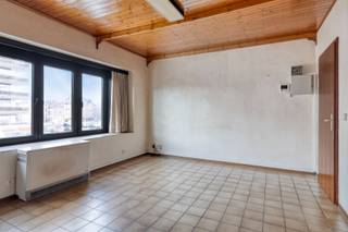 Deze op te frissen 1-slaapkamer appartement bevindt zich in een kleinschalig gebouw, bestaande uit 4 appartementen. <br /><br />Dit appartement bevindt zich op de 2de verdieping en bestaat uit een ruime leefruimte met keuken en badkamer met toilet, douche en lavabo en aparte slaapkamer. <br />Verder beschik het gebouw over een gemeenschappelijke kelder. <br /><br />De verwarming is elektrische, het elektriciteit en water verbruik is met aparte tellers. De elektriciteit is niet conform.<br />Het betreft een betonnen gebouw constructie. <br /><br /><br />Bij verdere vragen of interesse kan u ons steeds contacteren.