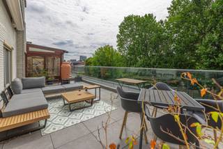 Lichtrijk en ruim penthouse met 52m² terras en garage in rustige buurtGelegen in 1082 Sint-Agatha-Berchem, grens Koekelberg.In een verzorgd en...