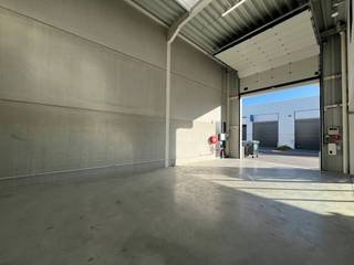 This representative SME unit with a total area of approximately 300 m², spread over two floors, is located at the modern Green Business Park Forest Park in Genk.<br /><br />The ground floor of approximately 200 m² offers a spacious and functional business space that is ideal as a warehouse, workshop or showroom. The unit has a large sectional door and separate glass entrance. Thanks to the large windows, the room also enjoys plenty of natural light.<br /><br />On the floor of approximately 100 m², there is a spacious and bright office space. As a result, the building is an ideal combination for companies that want to place their office activities and operational business space in one location.<br /><br />The modern architecture, high-quality appearance and practical layout make this unit suitable for a variety of professional activities. There are also 5 private parking spaces near the building.<br /><br />Advantages:<br /><br />- Total area: approx. 300 m²<br />- Ground floor: approx. 200 m²<br />- Floor: approx. 100 m²<br />- Spacious warehouse/business space<br />- Separate office space<br />- Large sectional door<br />- Lots of natural light<br />- 5 private parking spaces<br />- Modern and representative appearance<br />- Located at Woudpark Green Business Park in Genk<br /><br />Financially:<br /><br />- Rental price: € 2,250/month excluding VAT.<br />- Common parts commission: € 280/month excluding VAT.<br />- Property tax is borne by the tenant.