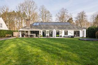 <strong>Stijlvol gerenoveerde gelijkvloerse villa op toplocatie in Schilde op een zuidgericht perceel van ca. 2.028 m²</strong><br /><br />Gelegen in een uiterst <strong>rustige straat </strong>met enkel plaatselijk verkeer, op <strong>wandel- en fietsafstand van het centrum</strong> van Schilde, bevindt zich deze instapklare en <strong>volledig gerenoveerde gelijkvloerse villa</strong>. De woning combineert comfort, ruimte en licht op een prachtig <strong>zuidgericht perceel</strong> van ca. 2.028 m². Deze gelijkvloers villa is tevens het ideale alternatief voor een luxeappartement. <strong><br /></strong><br /><strong>De gelijkvloerse verdieping:</strong><br />- een <strong>inkomhal </strong>op travertin met ingemaakte vestiaire en gastentoilet met handenwasser,<br />- een <strong>lichtrijke woonkamer </strong>op parket met <strong>grote raampartijen</strong> tot op de grond en een gezellige <strong>open haard</strong> op hout,<br />- een <strong>volledig uitgeruste keuken </strong>met dubbele lavabo, Siemens inductiekookplaat, Siemens oven, vaatwasser en ingebouwde koelkast, en deur naar deels overdekt terras en tuin,<br />- een <strong>inpandige dubbele garage </strong>(momenteel ingericht als <strong>berging/wasplaats</strong>) met <strong>elektrische sectionaalpoort</strong>: praktische wasruimte met hoge Siemens inbouwkoelkast en hoge Siemens inbouwvriezer, spoelbak en aansluitingen voor was- en droogmachine,<br />- een <strong>nachthal </strong>op parket,<br />- een <strong>hoofdslaapkamer </strong>op parket met<strong> ingemaakte TV-kastenwand</strong>, <strong>schuifraam </strong>naar het terras en een <strong>ensuite badkamer </strong>met dubbele lavabo, toilet en douche,<br />- een aparte <strong>dressing </strong>met <strong>ingemaakte kasten</strong> en zicht op de tuin,<br />- <strong>twee bijkomende slaapkamers</strong> op parket, waarvan één met <strong>ingemaakte kasten,</strong><br />- een extra <strong>douchekamer </strong>met lavabo en douche,<br /><br /><strong>De tuin:</strong><br />- een <strong>prachtig</strong> <strong>zuidgericht</strong> <strong>perceel</strong> met veel <strong>privacy</strong> en <strong>weinig</strong> <strong>inkijk</strong>,<br />- <strong>volledig omheind </strong>terrein met <strong>automatische toegangspoort</strong>,<br />- een <strong>deels overdekt</strong> en afsluitbaar <strong>terras </strong>met <strong>heaters </strong>en <strong>buitenverlichting</strong>,<br />- een lange oprit met <strong>ruime parkeermogelijkheden</strong>,<br />- een <strong>dubbele</strong> <strong>carport</strong> met <strong>zolder</strong><strong>berging</strong>,<br />- een extra aparte <strong>tuinberging</strong>,<br /><br /><strong>Algemeen:</strong><br />- <strong>totaalrenovatie </strong>uitgevoerd in 2013,<br />- <strong>12 zonnepanelen en zonneboiler </strong>(recente panelen),<br /><strong>- driedubbele beglazing,</strong><br /><strong>- conforme elektrische keuring,</strong><br />- <strong>videobewaking </strong>aanwezig,<br />- volledige <strong>kruipruimte</strong>,<br />- <strong>bergzolder</strong> bereikbaar via vlizotrap,<br />- 4 <strong>regenwaterputten </strong>van telkens 10.000 liter,<br />- <strong>vliegenramen </strong>en manuele &amp; automatische <strong>rolluiken</strong>,<br /><strong>- uitstekend onderhouden en instapklaar<br /></strong>