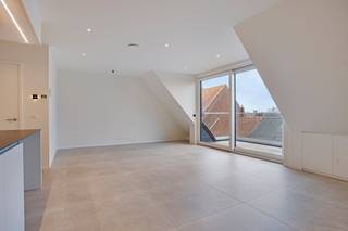 In het midden van de Ieperstraat, de winkelstraat van Poperinge, tussen de Grote Markt en het station vinden we dit nieuwbouwappartement terug. Het luxueus afgewerkt appartement bevindt zich op de bovenste verdieping van de kleinschalige residentie 't Veugeltje. Een lift is voorzien in het gebouw. Het appartement is voorzien van een hoogwaardige afwerking en modern comfort, met onder andere domotica, vloerverwarming, maatwerk, enz.<br /><br />Indeling:<br /><br />Verdieping +2:<br />- inkomhal<br />- lichtrijke leefruimte met open keuken voorzien van veel maatkasten, een keukeneiland en alle nodige toestellen (combi-oven, vaatwasser, koelkast, dubbele spoelbak, keramische kookplaat met dampkap)<br />- aansluitende, verborgen berging/wasplaats<br />- zuid-gericht terras met vergezichten<br />- nachthal met ingemaakte vestiairekast<br />- 2 ruime slaapkamers<br />- noord-gericht terras (avondzon)<br />- apart toilet<br />- moderne badkamer met dubbele wastafel in meubel, inloopdouche en ligbad<br /><br />* Gelijkvloers 0:<br />- gemeenschappelijke fietsen- en afvalberging<br />- ruime garage met automatische poort (€80/maand)<br /><br />=> EPC-label A (met zonnepanelen) <br />=> Volledig geschilderd<br />=> Onmiddellijk beschikbaar