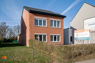 Op een uitstekende locatie te Putte bevindt zich deze recent gerenoveerde woning met 3 slaapkamers, vrij in te richten zolder en tuin. U geniet...