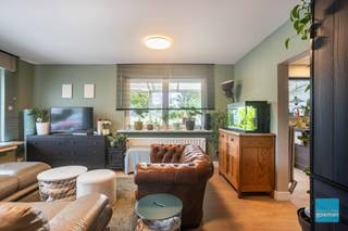 n Herzele bevindt zich deze instapklare woning die tussen 2018 en 2020 volledig gerenoveerd. Dankzij de doordachte indeling, de lichtrijke ruimtes en de veelzijdige mogelijkheden is dit de ideale woning voor gezinnen of zelfstandigen met nood aan ruimte voor een vrij beroep.<br /><br />Op de gelijkvloerse verdieping komt u binnen in een ruime inkomhal met apart toilet. Vervolgens vindt u een gezellige leefruimte met veel natuurlijke lichtinval en zicht op de zonnige tuin. De aparte, volledig uitgeruste keuken biedt voldoende ruimte voor een eetplaats en sluit mooi aan op de leefruimte. Daarnaast is er een aparte speelruimte met ingemaakte kasten, ideaal als bureau, hobbyruimte of opbergruimte. Een grote multifunctionele kamer op het gelijkvloers kan perfect ingericht worden als praktijkruimte of extra slaapkamer, wat deze woning bijzonder geschikt maakt voor wie wonen en werken wil combineren.<br />Op de bovenverdieping bevinden zich drie ruime slaapkamers en een grote badkamer met zowel een ligbad als een inloopdouche, lavabo en toilet. Bovendien is er een extra berging/wasplaats voorzien op deze verdieping, wat zorgt voor extra comfort en gebruiksgemak in het dagelijks leven. De zolderverdieping biedt opbergruimte.<br />Naast de ruime garage is er ook een overdekt terras en grote tuin.<br />Graag een bezoekje? <br />Bellen naar 052/52.80.30 of mailen naar info@goemanvastgoed.be