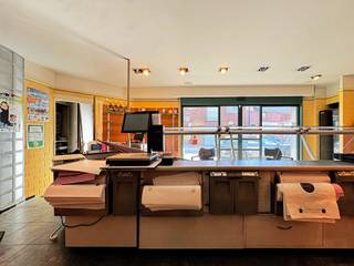 Wie werken en wonen wenst te combineren is hier aan het goede adres!Heel ruim handelspand met woning (3 slaapkamers) en een pas afgewerkt...